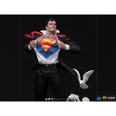 Статуетка Iron Studios DC Comics - Clark Kent (Superman) Deluxe 1/10 Statue